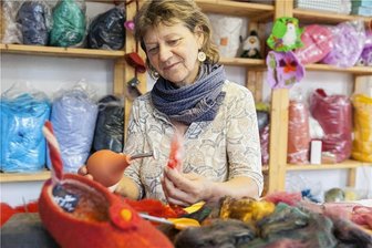 Warum im Museum in Schwarzbach Leute mit Bart, kaputten Stühlen und Liebe zum Filzen willkommen sind - Carola Zeiger aus Wechselburg bietet am 29. April im Schwarzbacher Museum den Workshop "Kreatives Filzen" an. Gefertigt werden können zum Beispiel kleine Taschen oder Geschenkanhänger. 