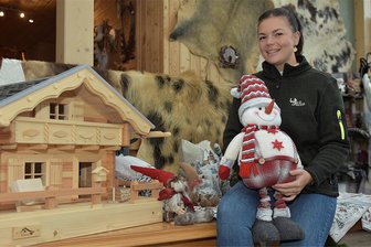 Warum im oberen Vogtland die Weihnachtszeit dieses Mal früher als üblich beginnt - Gina Maria Jacob (im Foto) und rund 50 fleißige Helfer sind auf die Weihnachtszeit in Wohlhausen bestens vorbereitet.