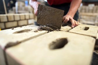 Warum im Osten dem Bau die Aufträge wegbrechen - Aufgrund der extrem gestiegenen Baukosten und Zinsen bricht der Bauindustrie im Osten seit dem Frühjahr zunehmend der Neubau weg.