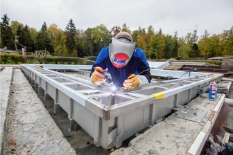Warum im Plauener Freibad Haselbrunn noch nicht an Winterruhe zu denken ist -  Die Mitarbeiter der Baufirma müssen die Einzelteile verlegen und verschweißen. Dafür wird ein Präzisionsschweißverfahren mit hoher Nahtqualität angewendet. 