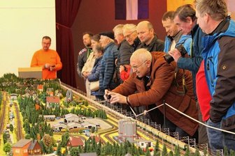 Warum im Thumer Volkshaus großer Bahnhof herrscht - Hochbetrieb herrschte nahezu ständig auch an der 17 Quadratmeter großen TT-Anlage von Markus Nestler und Tino Schaarschmidt.