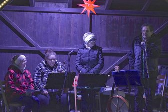 Warum im vogtländischen Unterwürschnitz die Botschaft der Weihnacht in einem Bushäusel verkündet wird - Die Predigt hielt Pfarrer Thomas Seltmann (rechts), gestaltet wurde die Christvesper auch von Jana Fischer, Sabine Frank und Sigrid Seltmann (von links).