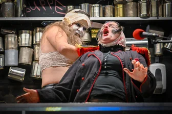 Warum im Vogtland die Rettung der Menschheit um 7.999.999.894 Klicks verfehlt worden ist - Das Gemetzel nimmt seinen Lauf: Esther Falk und Helen Schumann in „Pandoras Kitchen“.