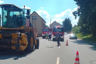 Warum im Vogtland ein Mähdrescher plötzlich zu qualmen anfing - Ein Mähdrescher in Netzschkau hatte plötzlich zu qualmen begonnen.
