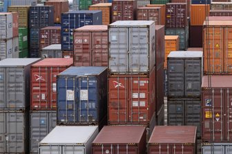 Warum im Wald von Bernsbach bald zwei Schiffscontainer stehen - Zwei solcher Schiffscontainer sollen schon bald am Waldsportplatz in Oberpfannenstiel stehen.