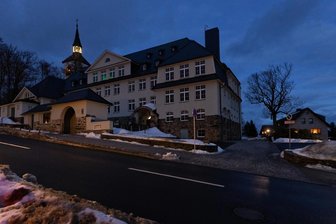 Warum im Weihnachtsland Erzgebirge nicht jede Schule ein leuchtendes Beispiel ist - Während an der benachbarten Kirche und den Wohnhäusern in der Umgebung allabendlich die Weihnachtsbeleuchtung angeschaltet wird, bleibt das große Oberschulgebäude in Jöhstadt zappenduster. Das war jetzt Thema im Stadtrat.