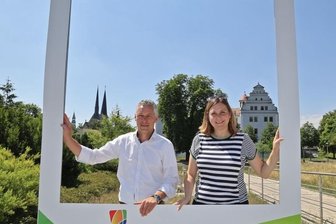 Warum im Zwickauer Muldeparadies ein riesiger Bilderrahmen steht - Die Zwickauer OB Constance Arndt und der Beigeordnete des Landkreises Carsten Michaelis zeigten schon einmal, mit welcher Kulisse im Hintergrund man sich hier fotografieren lassen kann. 