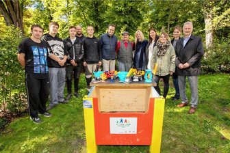Warum immer mehr Plauener Spielplätze mit Holzkisten ausgestattet werden - Die Erlebniskisten auf Plauener Spielplätzen haben viele Mütter und Väter. Dieses stabile Holzbehältnis mit Inhalt steht jetzt am Rückertplatz in Haselbrunn. Ideengeber war Erzieher Lars Buchmann (rotes Hemd). Die Rückert-Grundschule übernimmt die Patenschaft für die Kiste.