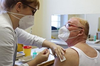 Warum Impfärzte in Künstlergarderoben sitzen - Coronaschutzimpfung in der Künstlergarderobe: Dr. Grit Drechsler impft Jörg Kändler.