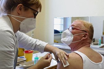 Warum Impfärzte in Meerane in der Künstlergarderobe sitzen - Coronaschutzimpfung in der Künstlergarderobe: Dr. Grit Drechsler impft Jörg Kändler.