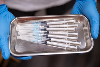Warum Impfschäden so schwer zu beweisen sind - Bald starten die ersten Prozesse: Der Impfstoffhersteller Biontech soll Schmerzensgeld und Schadenersatz zahlen. Kläger sind Menschen, die behaupten, durch die Corona-Impfung geschädigt worden zu sein. 