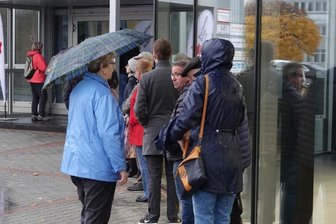 Warum Impfwillige in Zwickau im Regen stehen müssen - Warteschlage vorm Eingang zur Impfstelle im Autohaus Lueg an der Schubertstraße. 