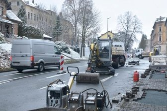 Warum in Adorf im Dezember aufgegraben wird - Wegen Bauarbeiten in Adorf ist die Bundesstraße 283 zurzeit halbseitig gesperrt. Der Verkehr wird per Ampelschaltung geregelt. 