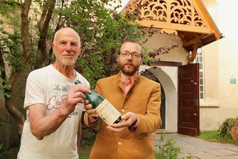 Warum in Altensalz kein Heilwasser mehr abgefüllt werden kann - Roland Albert (links) und Daniel Hartenstein mit einer Original-Flasche, in welche bis Anfang der 1960er-Jahre das Heilwasser aus der Altensalzer Quelle abgefüllt wurde.