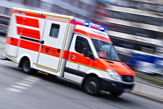 Warum in Chemnitz und im Erzgebirge so viele Menschen an Herzinfarkt sterben – und was Mediziner dagegen tun wollen - Beim Herzinfarkt geht es um jede Minute. In Chemnitz und dem Erzgebirge wollen Rettungsdienst und Kliniken nun enger zusammenarbeiten. Dazu haben sie ein Netzwerk gegründet, das Abläufe in Notfällen verbindlich regelt und Standards festschreibt.