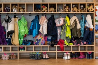 Warum in Claußnitz gerade der Hort so viel teurer wird - Eine Garderobe in einer Kita dient als Symbolfoto für die Kinderbetreuung. Claußnitz erhöht jetzt die Elternbeiträge für Krippe, Kita undHortbetreuung.