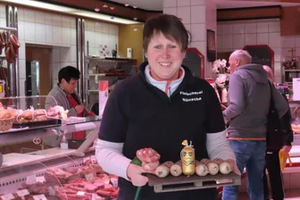 Warum in Crimmitschau plötzlich „beleidigte Leberwürste“ in der Auslage liegen - Chefin Sandra Wünsche mit ein paar „beleidigten Leberwürsten“, die es ab sofort in der Fleischerei an der Crimmitschauer Silberstraße gibt.
