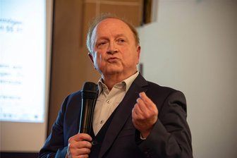 Warum in den Oelsnitzer Kirchtürmen Sprengkraft steckt: Fachmann erklärt die tiefgreifenden Probleme am Bauwerk - Architekt Harald Schneider machte bei der Gründungsversammlung des Förderverein der Stadtkirche St. Jakobi Oelsnitz die Probleme am Nordturm deutlich.