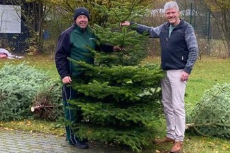 Warum in der Adventszeit ein Spaziergang am Chrieschwitzer Hang in Plauen doppelt lohnt - Lars Bornemann (links) hat 17 Weihnachtsbäume zu Pfarrer Hartmut Stief gebracht.