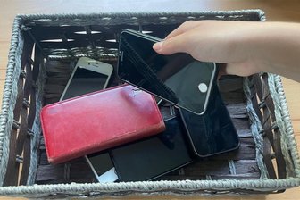 Warum in der Jenaplanschule Markersbach derzeit die Handys „geparkt“ werden? - Handys werden seit Montag an der Jenaplanschule vor dem Unterricht eingesammelt. Das ist Teil des Projekts.