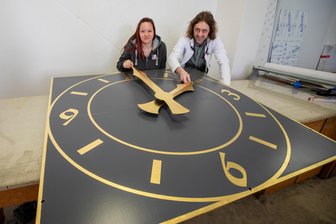 Warum in der Syrauer Dorfkirche schon vor der offiziellen Zeitumstellung an der Uhr gedreht wurde - Vergolderin Conny Meisel sowie Stukkateurmeister Carsten Dressel von der Maler Plauen GmbH halfen bei der Restaurierung der Syrauer Kirchenuhr mit.