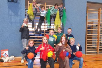 Warum in eine Auerbacher Grundschule Sport immer auf dem Stundenplan steht - Sportlehrerin Susann Stolpmann hat keine Mühe, die Kinder zum Bewegen zu animieren.