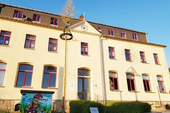 Warum in einem Vogtlanddorf ein Ölbehälter weg muss - Wo bis 2023 der Kottengrüner Kindergarten zu Hause war, steht heute das Bürgerhaus.