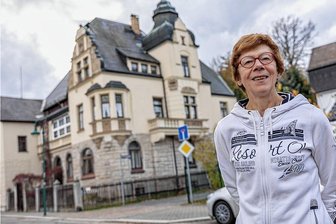 Warum in Ellefeld eine Villa mit Charme jetzt die Familie wechseln soll - Christiane Wilm (67) hängt sehr an ihrem Elternhaus. Viele Erinnerungen und Familiengeschichte sind mit der Villa an der Lindenstraße 7 in Ellefeld verbunden. Erbaut wurde sie 1907.