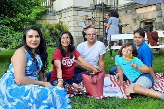 Warum in Flöha englisch gesprochen wird - Beim English-Café in der Villa Gückelsberg wird bei schönem Wetter auch mal die Picknick-Decke ausgebreitet. Die Teilnehmer unterhalten sich auf Englisch.