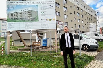 Warum in Frankenberg Hausnummern verschwinden - Enrico Grille, Geschäftsführer der WGF mbH, vor dem Sanierungsobjekt an der Frankenberger Einsteinstraße.