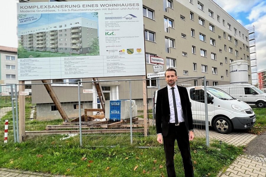 Warum in Frankenberg Hausnummern verschwinden - Enrico Grille, Geschäftsführer der WGF mbH, vor dem Sanierungsobjekt an der Frankenberger Einsteinstraße. 