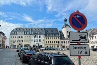Warum in Glauchau gleich mehrere Straßen dicht sind - Bereits ab Donnerstagfrüh ist das Parken auf dem Marktplatz in Glauchau nur eingeschränkt möglich.