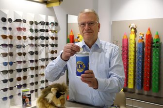 Warum in Glauchauer Optiker-Läden Spendenboxen stehen - Ralf Engler, Inhaber des gleichnamigen Optikergeschäfts, zeigt die Lions-Spendenbox.