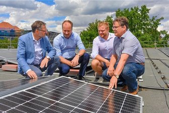 Warum in Kürze Solarstrom vom Dach der Reichenbacher Weinholdschule fließt - Arbeitstreffen auf dem Schuldach: Oberbürgermeister Raphael Kürzinger, Stadtwerkechef Lars Lange, Chris Kummer von gleichnamigen Elektromeisterbetrieb und Baufachbereichsleiter Sven Hörning (von links).