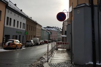 Warum in Lengenfeld eine Bushaltestelle gesperrt werden muss - Bushaltestelle sowie Gehweg im Bereich Hauptstraße 33–35 (beim Amtsgericht) sind gesperrt.
