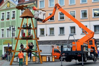 Warum in Mittweida noch die Pyramide steht - Noch steht die Pyramide auf dem Markt in Mittweida, hier ein Bild vom Aufbau.