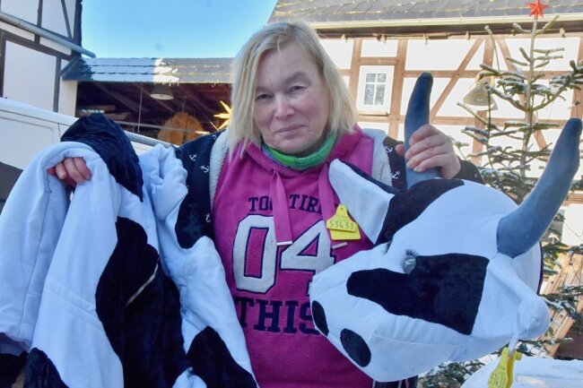 Warum in Niederfrohna eine Agraringenieurin in ein Kuh-Kostüm schlüpft - Eine der mit einer Ehrenplakette Ausgezeichneten: Ute Vogel mit ihrem Kuhnigunde-Kostüm, in das sie zum Bauernmarkt schlüpft.