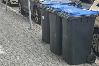 Warum in Oelsnitz Blaue Tonnen nicht abgeholt werden - An der Wallstraße in Oelsnitz blieben bereitgestellte Blaue Tonnen ungeleert stehen.