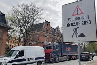 Warum in Oelsnitz eine Vollsperrung ansteht - Schilder weisen schon auf die Bauarbeiten unter Vollsperrung auf der Hofer Straße hin.