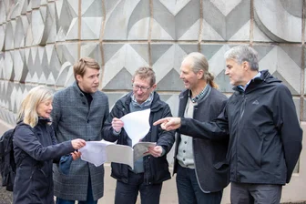 Warum in Plauen eine 29 Meter lange Betonmauer für 31.000 Euro saniert wurde - Freuen sich über die sanierte Sichtschutzmauer: Dagmar Groß und Markus Löffler, Planer Christoph Franzen, Restaurator Michael Eilenberger und Thomas Knappheide von der Wüstenrot-Stiftung (von links).