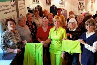 Warum in Plauen eine Olympiasiegerin aus der DDR nach 50 Jahren nochmal in ihr damaliges Sportdress geschlüpft ist. - Im Dako-Chic hat Olympiasiegerin Angelika Bahmann (Mitte in Grün) 1972 in der BRD für Aufsehen gesorgt.