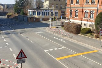 Warum in Reichenbach plötzlich Gefahr beim Linksabbiegen droht - Die neue gelbe Haltelinie auf der Zwickauer Straße.
