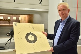 Warum in Rußdorf eine neue Schießanlage entstehen soll - Thomas Kühn ist Schießmeister der Rußdorfer Schützengesellschaft, die derzeit in ihrer Anlage über eine 25-Meter-Bahn verfügt. Jetzt soll aber auch noch eine 50-Meter-Bahn errichtet werden. 