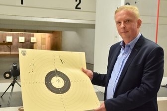 Warum in Rußdorf eine neue Schießanlage entstehen soll - Treffsicherheit ist auch eine Übungsfrage. Thomas Kühn ist Schießmeister der Rußdorfer Schützengesellschaft, die derzeit in ihrer Anlage über eine 25-Meter-Bahn verfügt. Jetzt soll aber auch noch eine 50-Meter-Bahn errichtetwerden, um die Trainingsbedingungen zu verbessern.