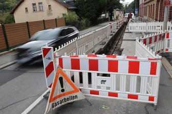 Warum in Schwarzenberg derzeit an so vielen Stellen am Gasnetz gebaut wird - Die Erlaer Straße in Schwarzenberg ist weiterhin wegen der Gasbaustelle voll gesperrt.