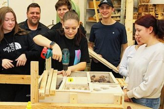 Warum Insektenhotel Teamgeist fördert - Lea Ulbrich (Mitte) und die Achtklässer der Werdauer Diesterweg-Oberschule bauten im Werdauer Bildungswerk der Sächsischen Wirtschaft ein Insektenhotel, das auf dem Schulhof seinen Platz finden wird.
