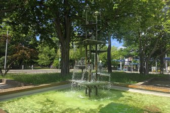 Warum ist das Wasser im Chemnitzer Klapperbrunnen plötzlich grün? - Der Klapperbrunnen am Busbahnhof wurde bei der Aktion „Brunnen Leuchten“ eingefärbt.