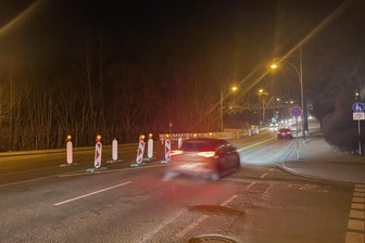 Warum ist die Reichsstraße in Chemnitz verengt? - Warnbaken stehen auf der Reichsstraße.