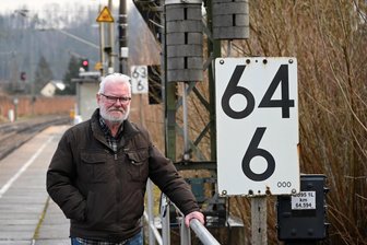 Warum ist in Falkenau ein Bahnkilometer nur 30 Meter lang? - Hans Weiske an den Kilometrierungstafeln in Falkenau Süd.