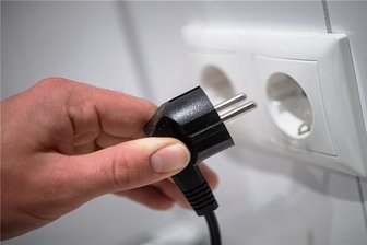 Warum ist Strom in Deutschland so teuer? - Haushaltsstrom ist nirgendwo in Europa so teuer wie in Deutschland. Das soll sich ändern. Die Parteien haben aber unterschiedliche Ideen, wie das gehen könnte.
